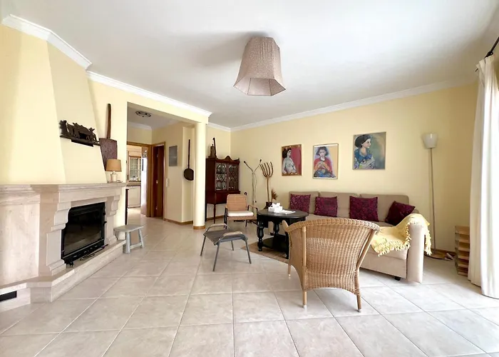 Central Tavira Townhouse Close To Riverside: 2Br
