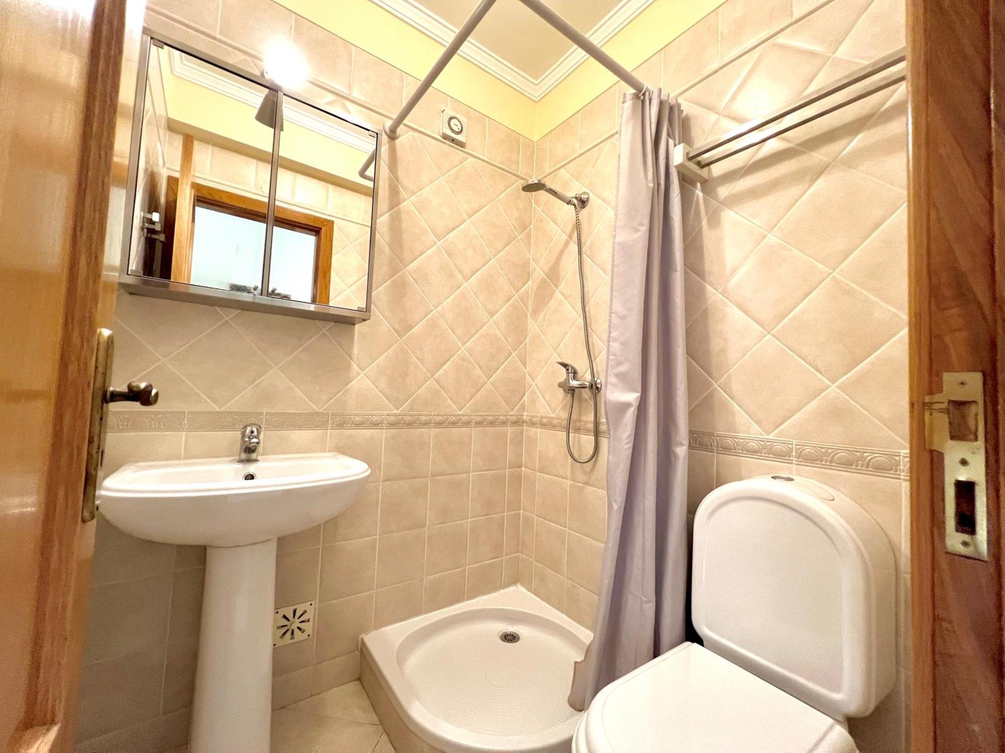 Townhouse Close To Riverside: 2br