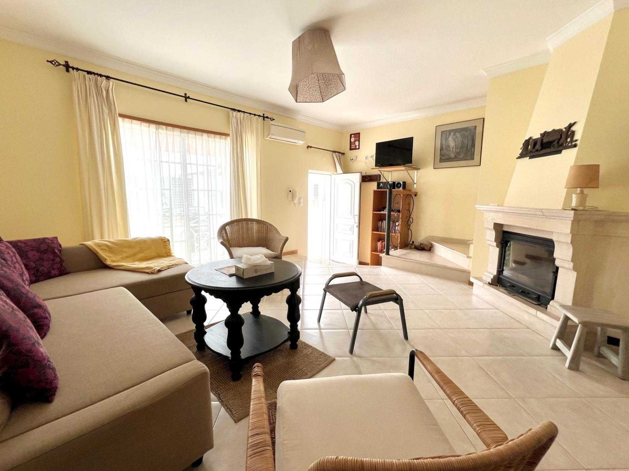 Townhouse Close To Riverside: 2br